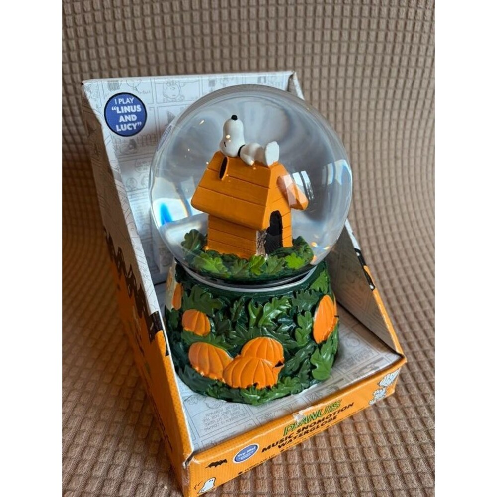 Peanut music snowmotion water globe music works new in box
